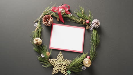 video de decoraciones de corona de navidad y tarjeta blanca con espacio de copia en fondo negro