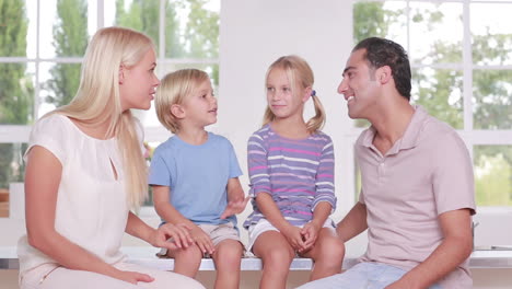 Familia-Hablando-En-La-Cocina