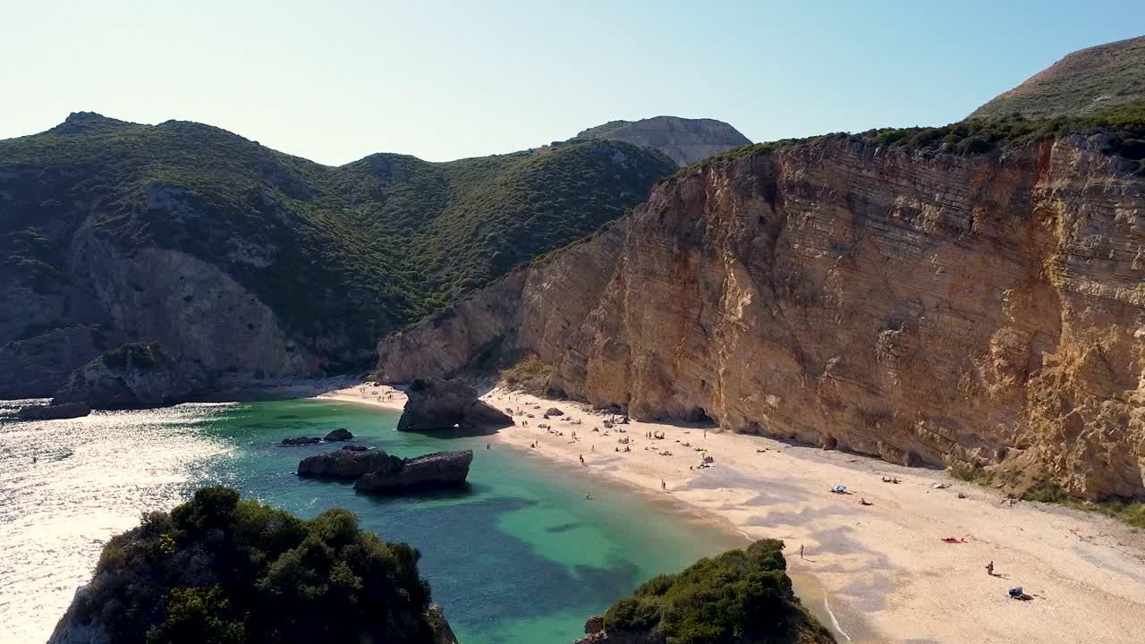 Praia Ribeira do Cavalo, spiaggia privata con grandi rocce, acqua cristallina turchese paradisiaca e molti alberi
