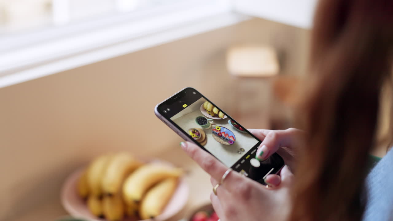 mano, teléfono y foto del desayuno