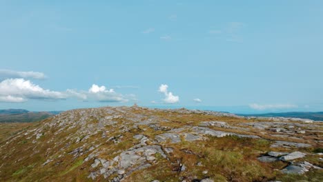 Montaña-Blaheia,-Noruega---Una-Vista-Impresionante-De-Un-Terreno-Montañoso-Accidentado---Retroceso-Aéreo