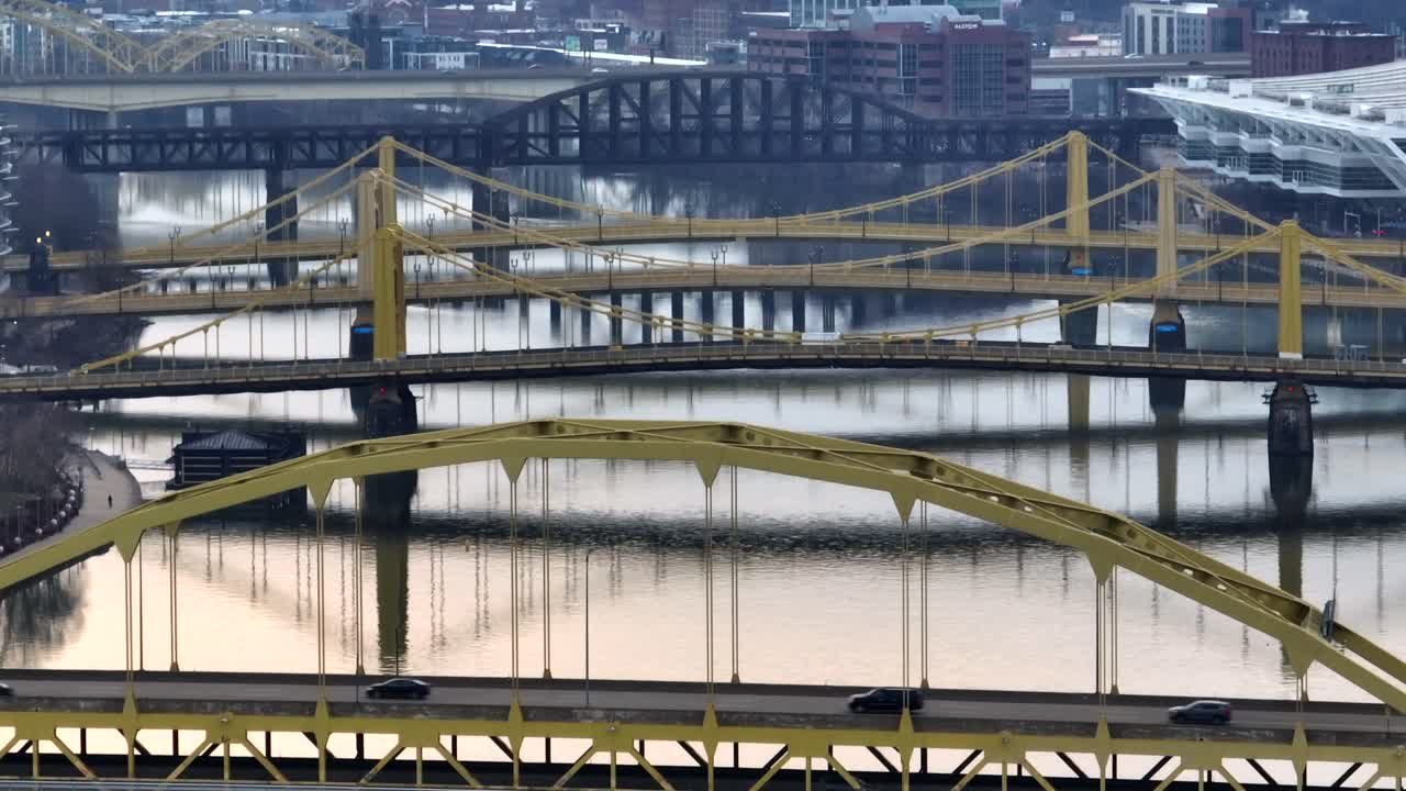 allegheny river 위의 pittsburgh에 있는 노란색 강철 교량의 긴 공중 줌