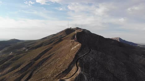 toma aérea de drones del extremo sur de la cordillera de franklin, parte de las montañas rocosas