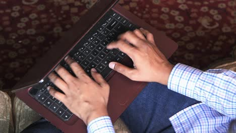 persona escribiendo en una computadora portátil