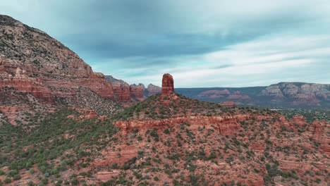 Volar-Sobre-Los-Suburbios-De-Red-Rock-Butte-Y-Sedona-En-Arizona,-Estados-Unidos