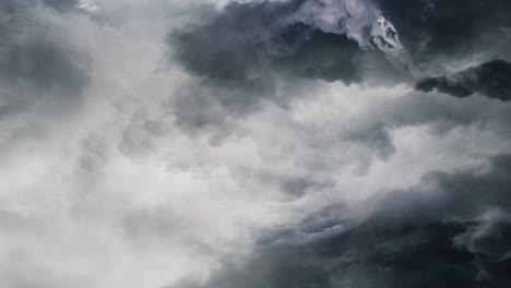 pov tormenta en una nube oscura con relámpagos