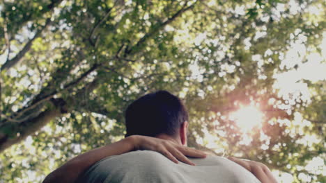 Pareja-Divirtiéndose-Juntos-En-El-Parque-En-Un-Día-Soleado