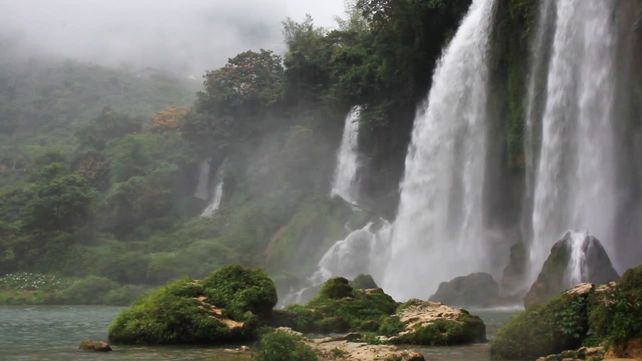 Air terjun mistis di hutan tropis