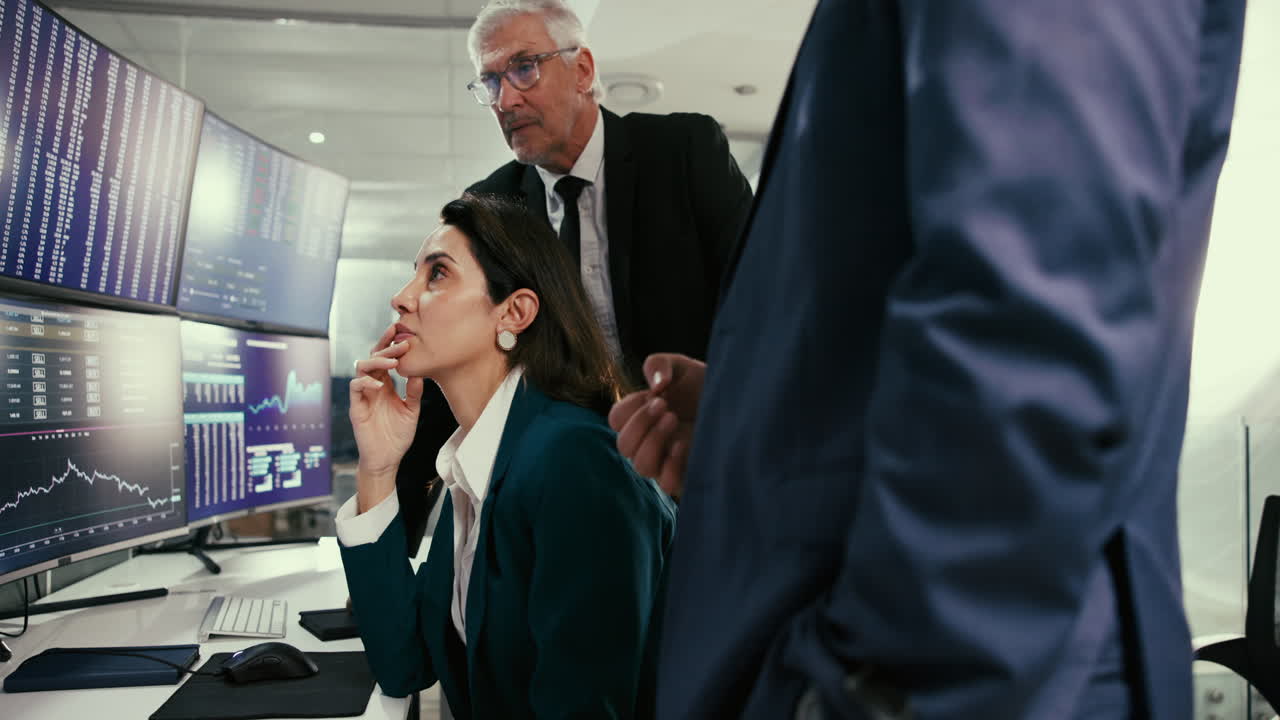 profesionales de las empresas que analizan los datos del mercado de valores