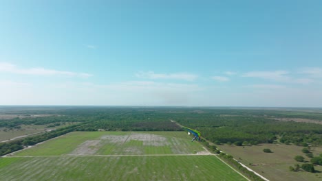 tiro de drone - ala delta dando vueltas