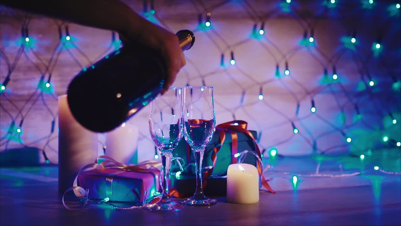 brindis de champán con regalos y velas