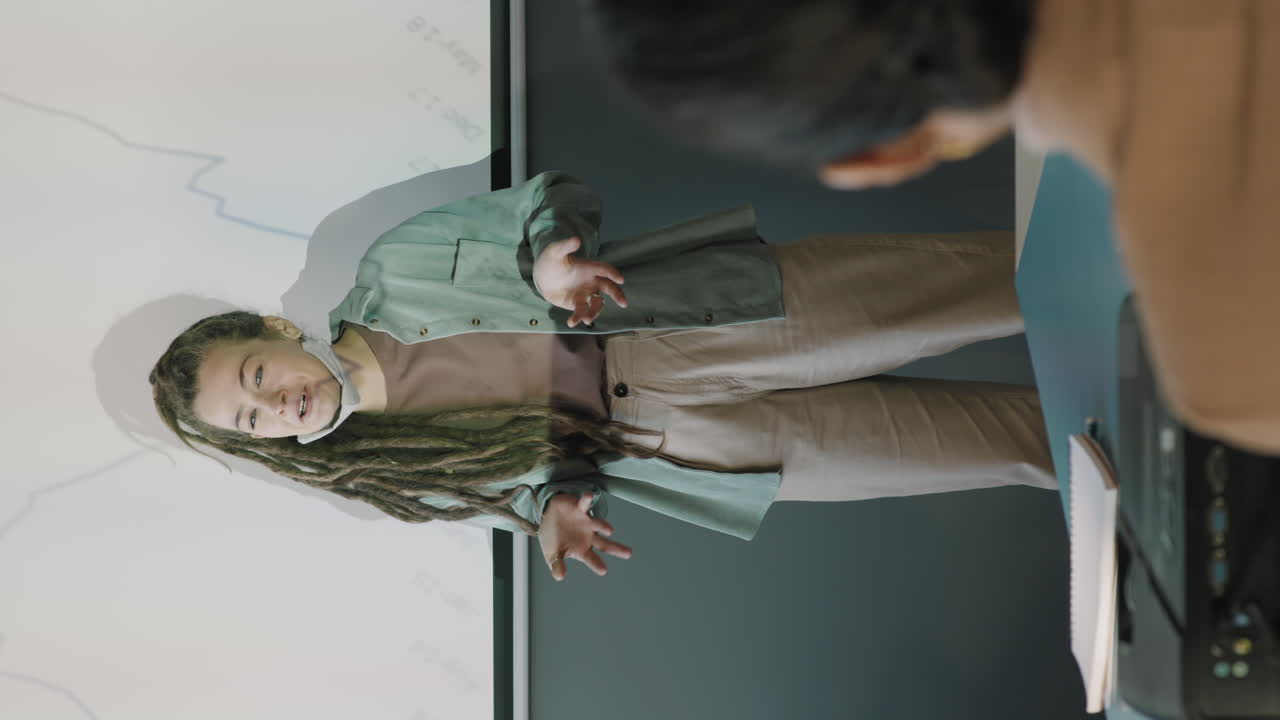 mujer haciendo una presentación