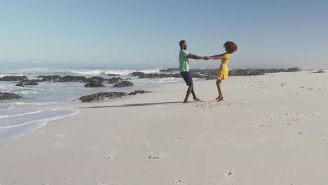 Pareja-Afroamericana-Jugando-Junto-Al-Mar