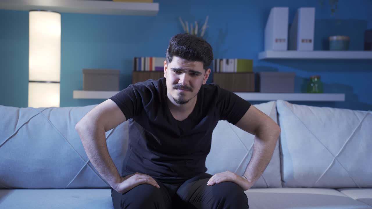 실패한 젊은이는 슬프고 불행합니다.