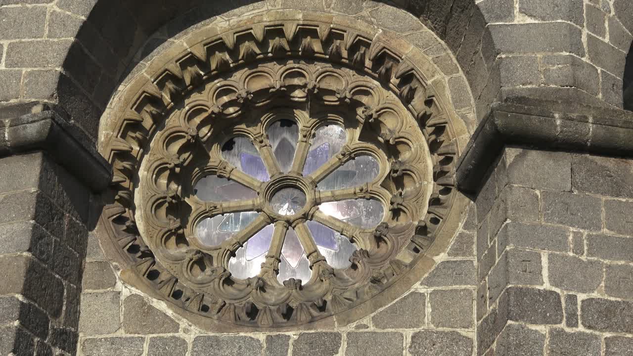 ventana redonda. ventana redondeada con vidrieras en la fachada del edificio.