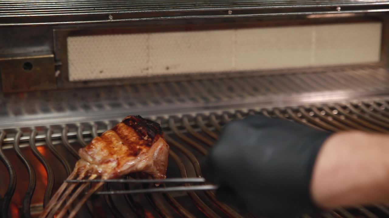 그릴 된 양 갈비 요리 과정