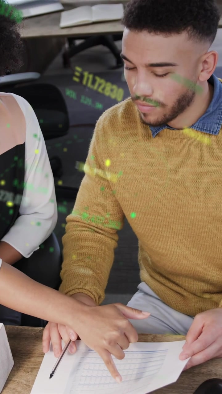 Video verticale: Squadra che compila un modulo d'ufficio, donna che guida un uomo che firma per inviare, con sovrapposizione verde o gialla.