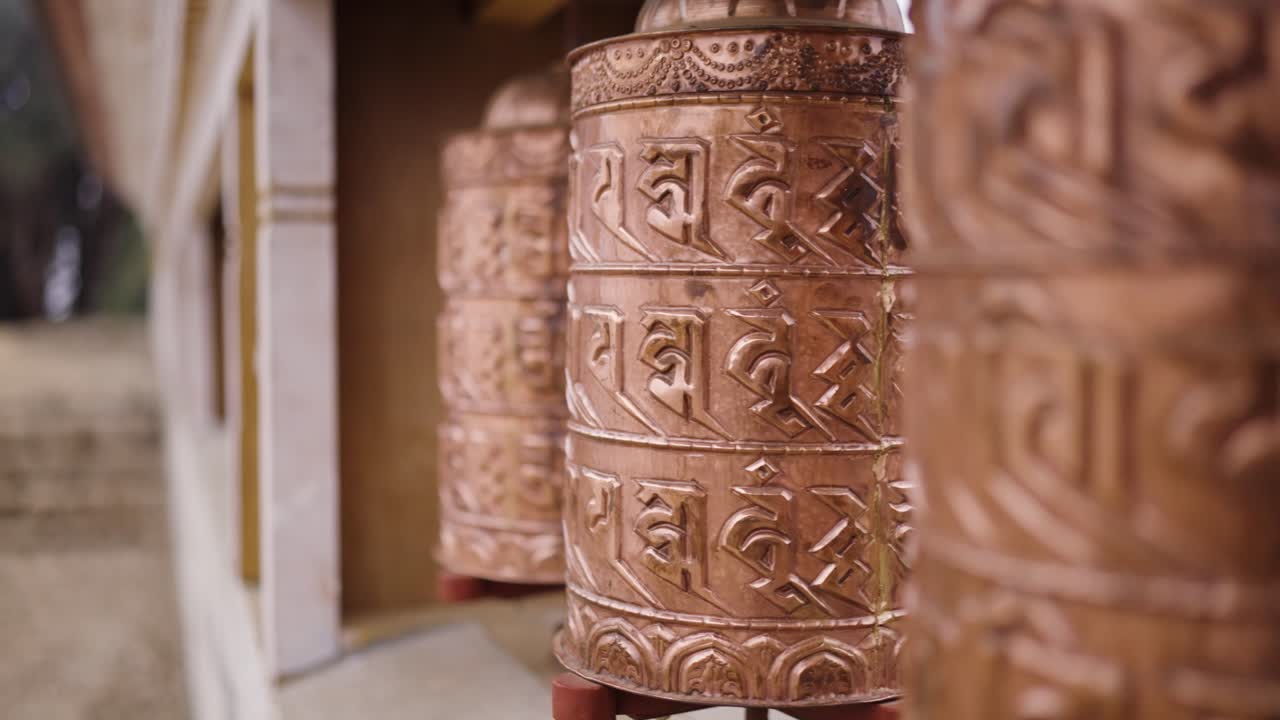 네팔 의 부다나트 사원 에서 기도 바 를 회전 시키는 것