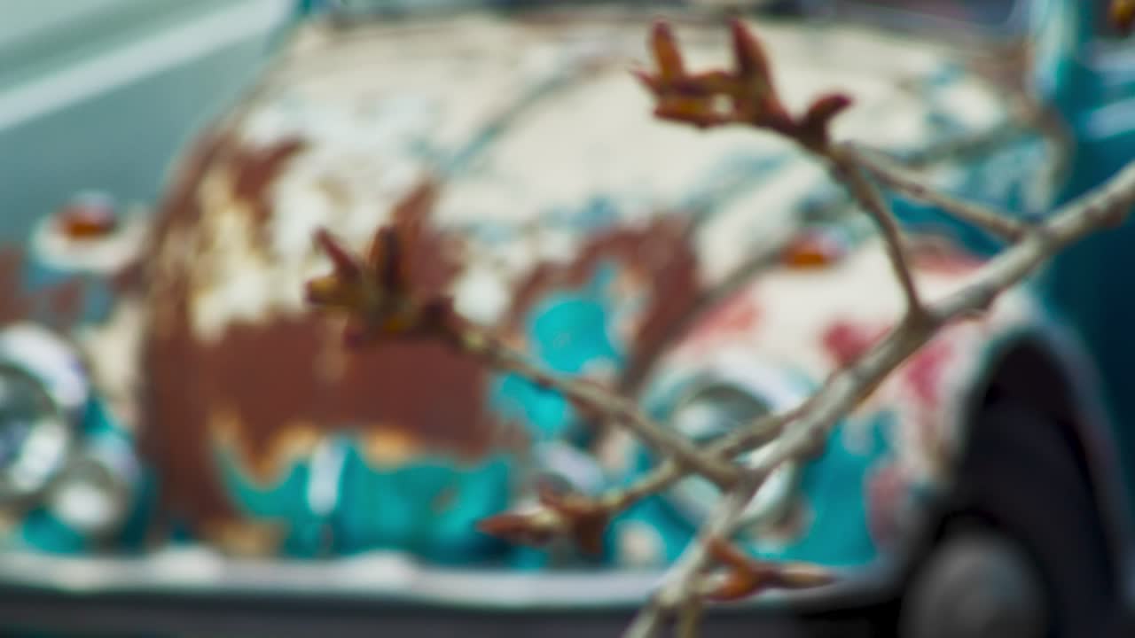 viejo escarabajo azul oxidado volkswagen abandonado en praga - enfoque en rack