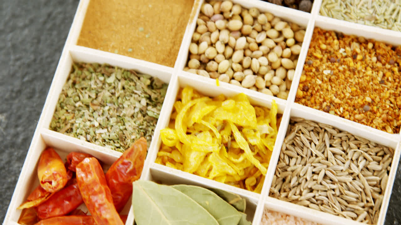 varias especias dispuestas en la bandeja 4k