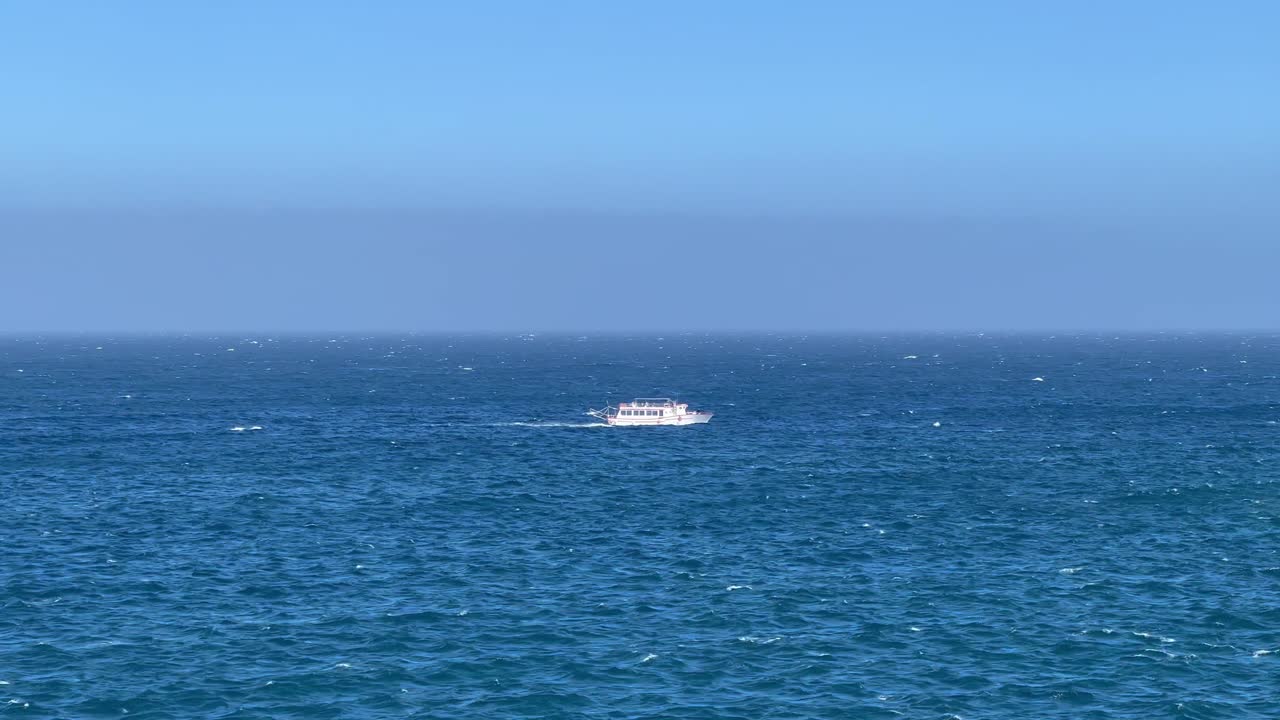 몰타 의 발레타 근처 에 있는 열린 바다 에서 항해 하는 여객 페리