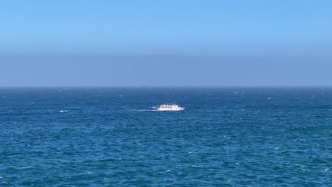 Passagierfähre-Segelt-Im-Offenen-Meer-In-Der-Nähe-Von-Valletta,-Malta