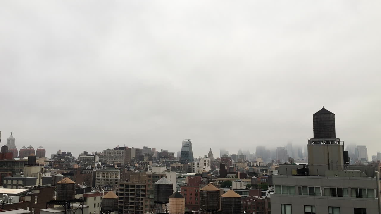 tejados de nueva york y torres de agua en la niebla