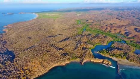 Alta-Antena-Del-Estuario-Del-Río-Manglar-Cerca-Del-Borde-De-Los-Océanos-Con-Colinas-Desérticas-Marrones