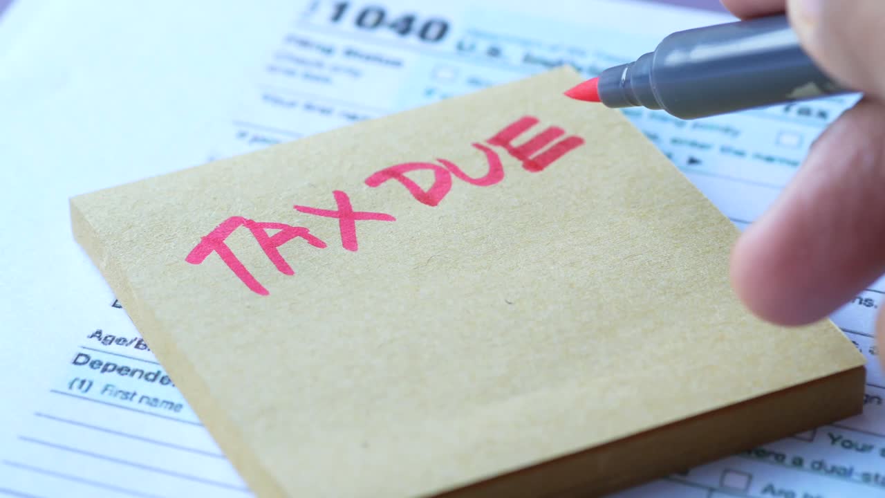 formulario de declaración de impuestos y impuesto adeudado escrito a mano en la mesa