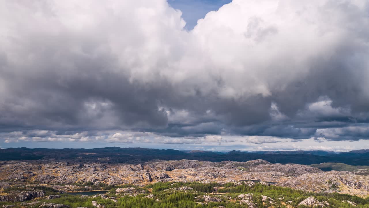 облака, клубящиеся над северным норвежским пейзажем