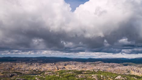 nubes girando sobre el paisaje del norte de noruega