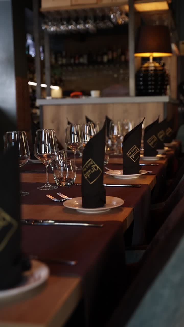 elegante establecimiento de la mesa del restaurante