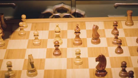las manos de dos jugadores de ajedrez mueven las piezas alternativamente, sacando algunas piezas del tablero de ajedrez