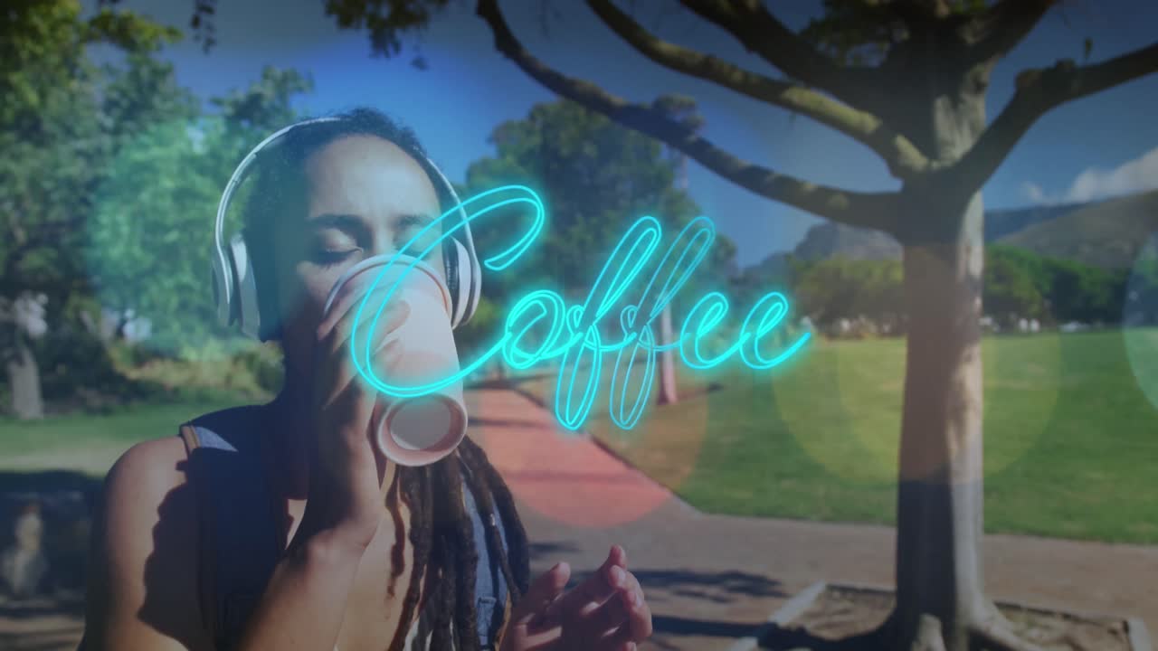 Banner di testo 'caffè' neon blu contro donna afroamericana che beve caffè al parco