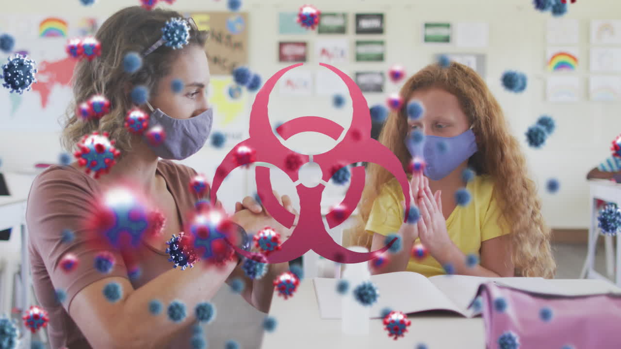 여성 교사와 얼굴 마스크를 입은 여학생에 대한 바이오 위험 표지판 코로나 19 세포의 애니메이션