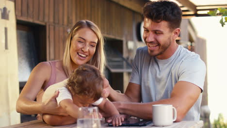 Familienaufnahme,-Während-Eltern-Zu-Hause-Mit-Ihrem-Kleinen-Sohn-Spielen-Und-Dabei-Ein-Digitales-Tablet-Benutzen