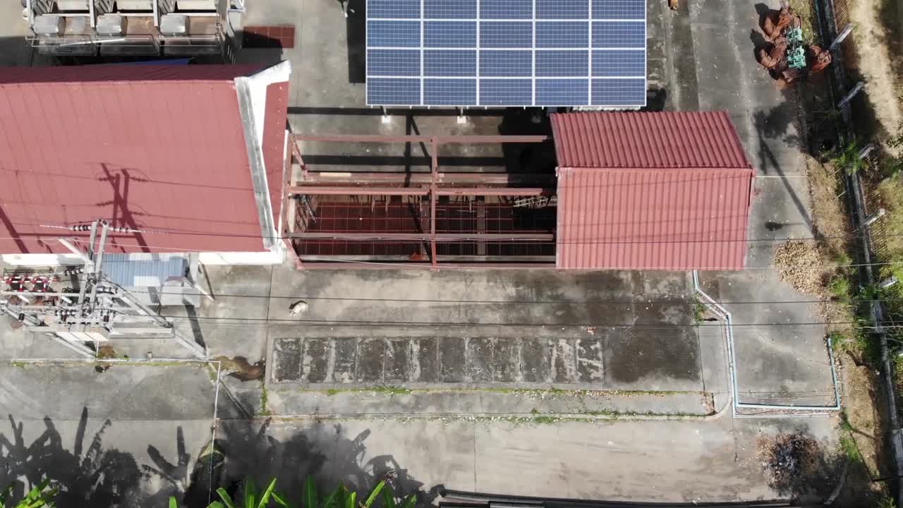 vista aérea del panel solar en el techo de una fábrica rural, tailandia