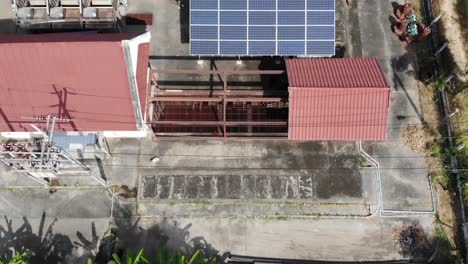 Luftaufnahme-Des-Solarpanels-Auf-Dem-Dach-Einer-Ländlichen-Fabrik,-Thailand