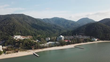 vuela hacia la playa de batu feringghi.