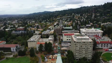 Aerial-view-descending-in-front-of-the-Campanile,-Sather-Tower-in-Berkeley,-USA