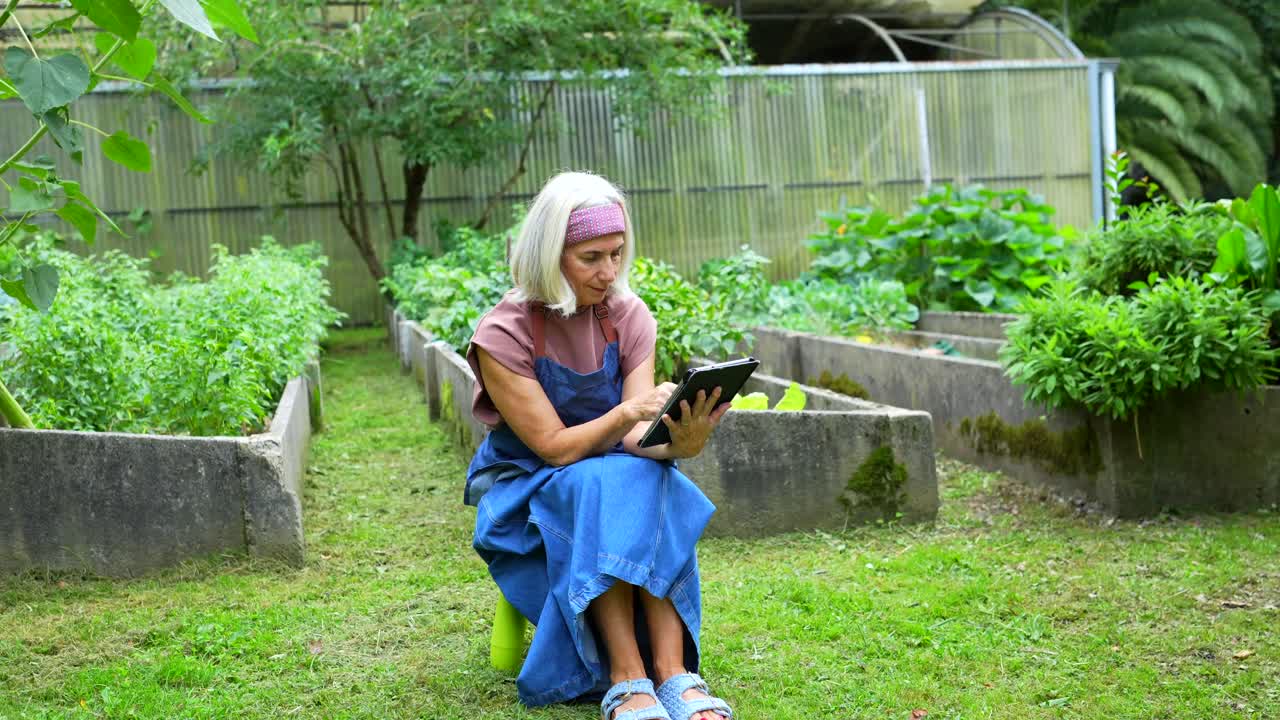 정원에서 태블릿을 사용하는 여성