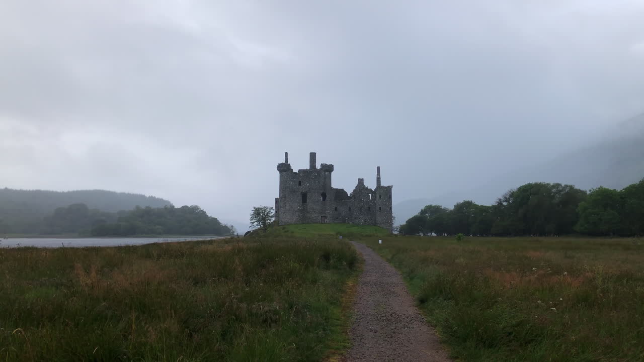 cielo nublado sobre el castillo de kilchurn al lado del asombro del lago en argyll and bute, escocia en un día lluvioso