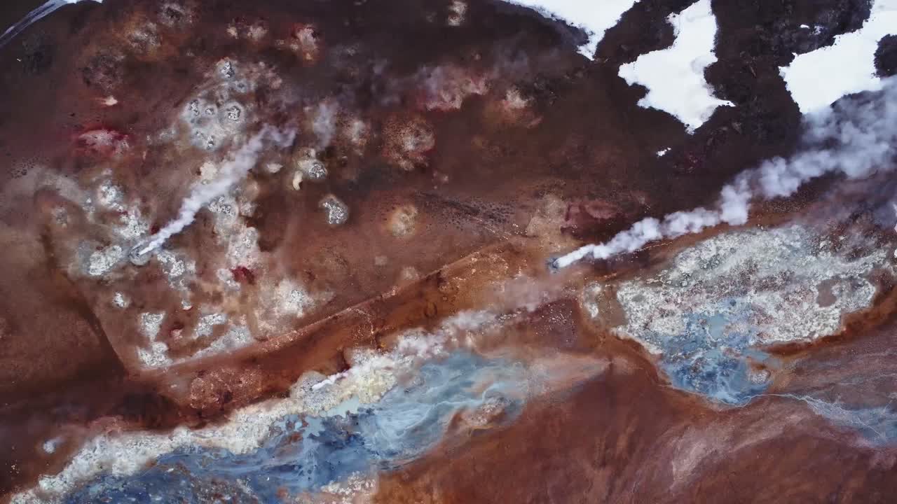 겨울에 눈이 내린 지열 지역