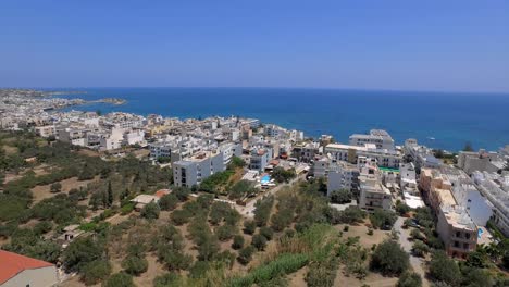 la ciudad turística hersonissos en creta. toma aerea