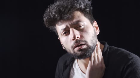 retrato de un hombre psicótico loco. enfermedad mental.