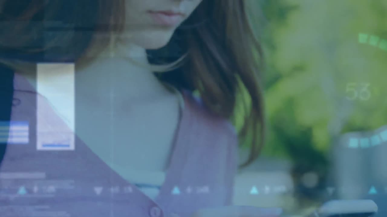 스마트 폰을 사용하는 백인 사업가 여성에 대한 금융 데이터 처리 애니메이션