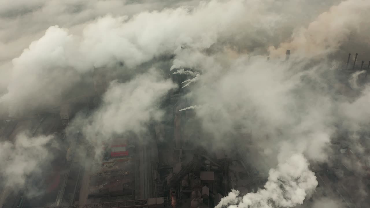 Vista aerea di un tubo industriale che inquina l'aria vicino a persone che vivono in città. Crea un effetto serra.