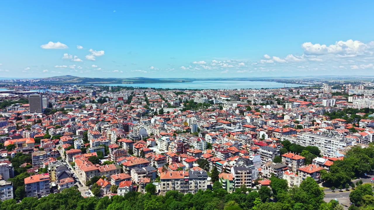 Vista di Burgas con edifici, acqua e cielo sereno, ripresa dall'alto durante il giorno, che mostra la planimetria della città.