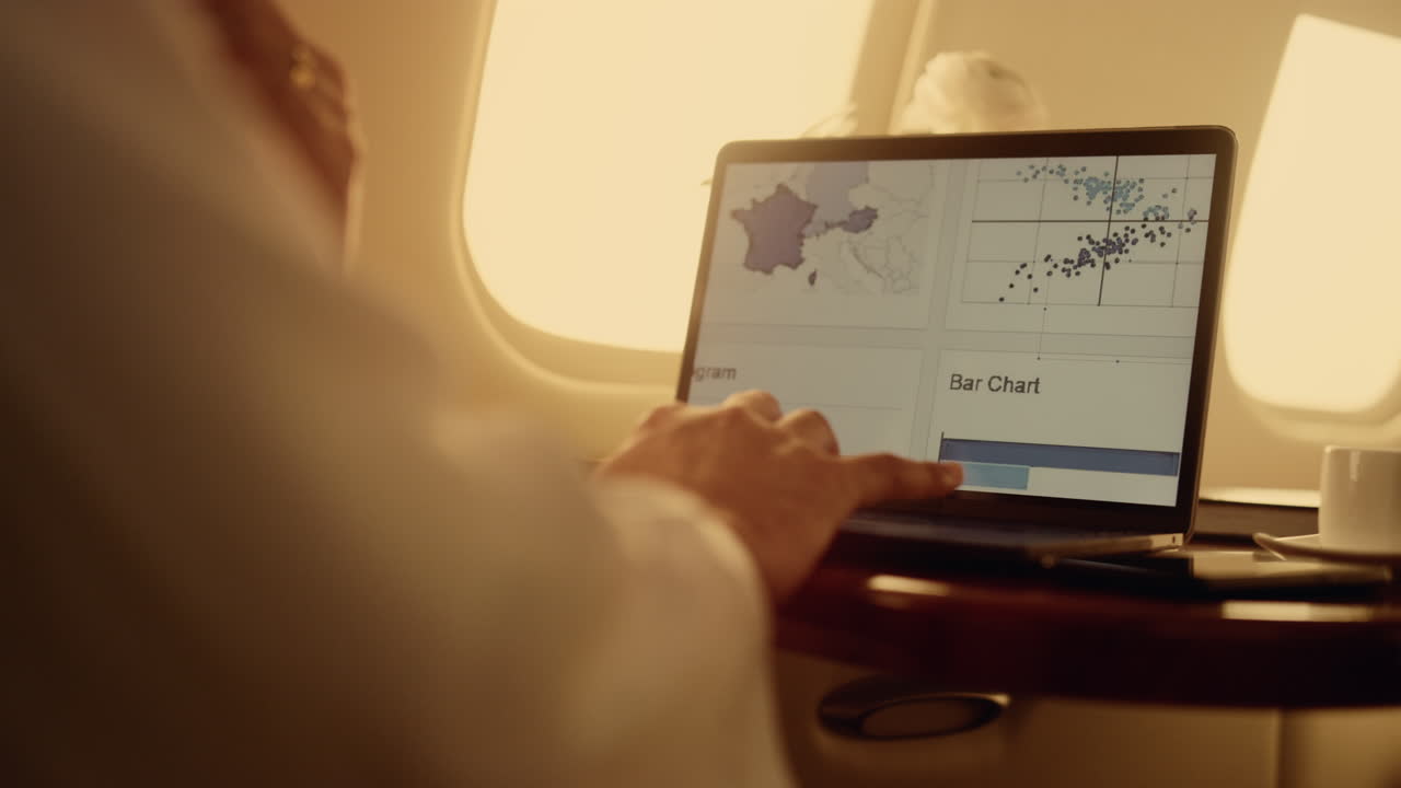 el gerente trabaja con gráficos en un ordenador portátil en primer plano. hombre usando el touchpad