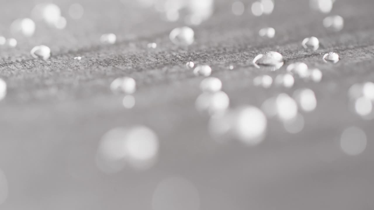 회색 배경에 복사 공간과 함께 물방울의 클로즈업의 마이크로 비디오